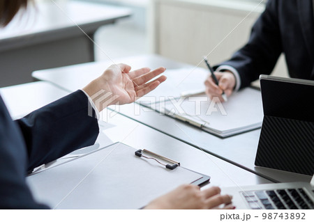 会議室でミーティングをするアジア人ビジネスパーソンの手元 会議室でミーティングをするアジア人ビジネスパーソンの手元 98743892