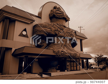 木造駅の遮光器土偶（セピアカラー）・青森県つがる市木造 98744007