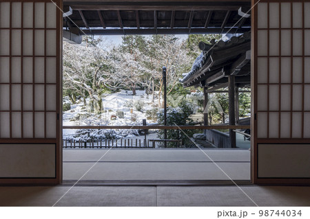 冬の京都 雪化粧をした天龍寺の庭 額縁風景 冬の京都 雪化粧をした天龍寺の庭 額縁風景 98744034