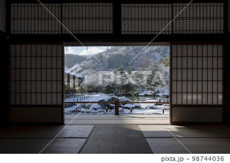 冬の京都　雪化粧をした天龍寺の庭　額縁風景 98744036