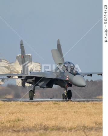インド空軍スホーイSu-30MKI着陸 98744728