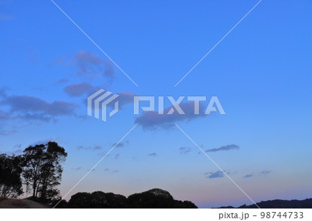 夕暮れの空 雲 木 夕暮れの空 雲 木 98744733
