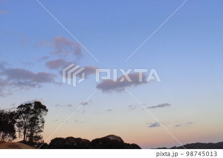 夕暮れの空 雲 木 夕暮れの空 雲 木 98745013