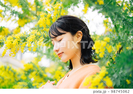 ミモザと女性 98745062
