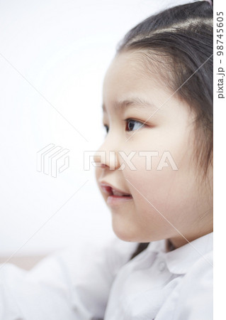 見つめる子供の女の子 98745605