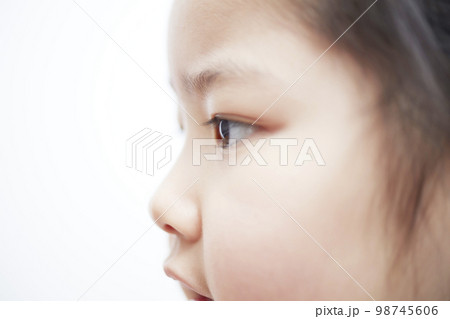 見つめる子供の女の子 98745606