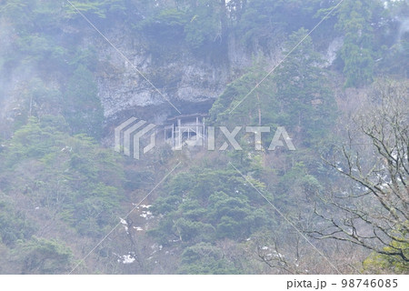 【鳥取県三朝町】三徳山三佛寺投入堂、雨の情景 【鳥取県三朝町】三徳山三佛寺投入堂、雨の情景 98746085