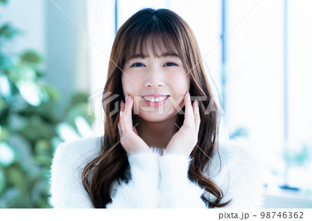 肌のコンディションで喜ぶ若い女性 肌のコンディションで喜ぶ若い女性 98746362