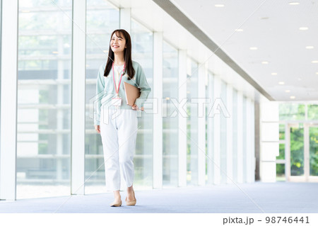 オフィスのエンジニアの若い女性 98746441