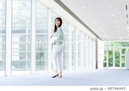 オフィスのエンジニアの若い女性 98746443