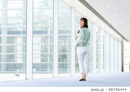 オフィスのエンジニアの若い女性 98746444