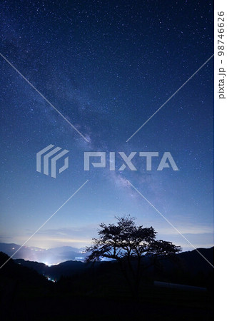 松尾の一本桜と天の川 98746626