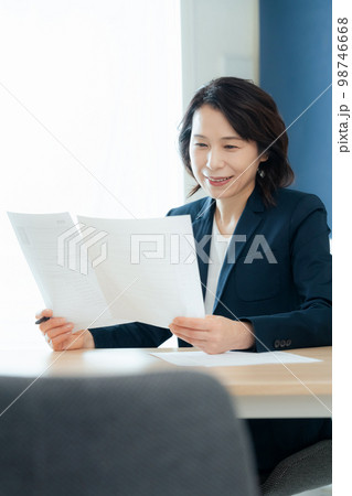 応募書類を見る人事担当者 応募書類を見る人事担当者 98746668