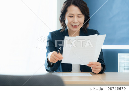 応募書類を見る人事担当者 98746679