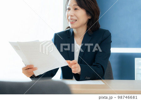 応募書類を見る人事担当者 98746681