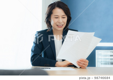 応募書類を見る人事担当者 98746684