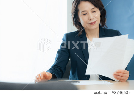 応募書類を見る人事担当者 98746685