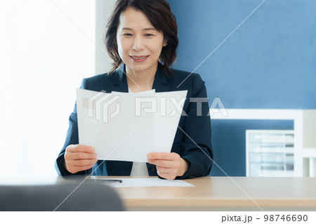 応募書類を見る人事担当者 応募書類を見る人事担当者 98746690