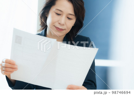 応募書類を見る人事担当者 応募書類を見る人事担当者 98746694