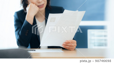 応募書類を見る人事担当者 98746698