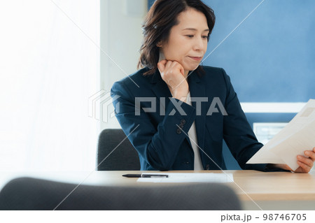 応募書類を見る人事担当者 98746705