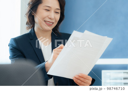 応募書類を見る人事担当者 応募書類を見る人事担当者 98746710