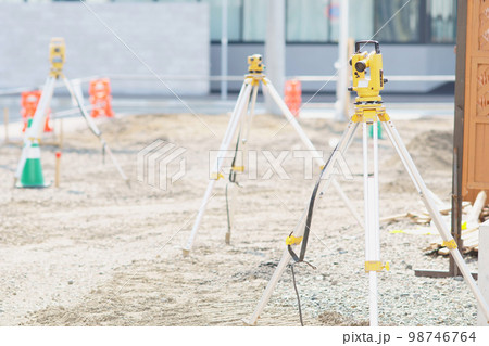 建設現場の測量機器 建設現場の測量機器 98746764