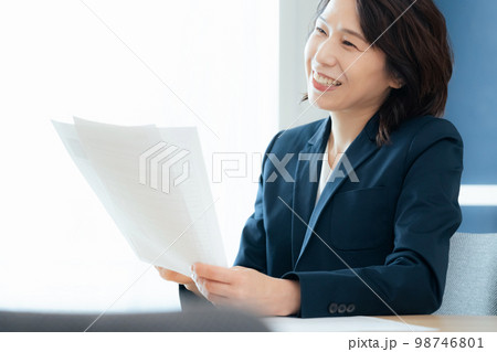 応募書類を見る人事担当者 98746801