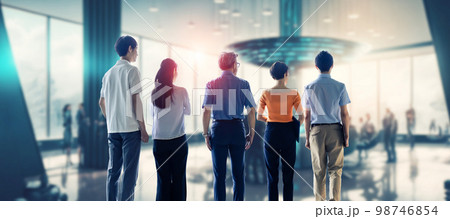 新しいオフィスに立つ人々　バナー・広告向け横長ビジュアル 98746854