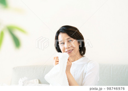洗ったタオルの匂いを確認する女性 98746976