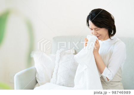 洗ったタオルの匂いを確認する女性 洗ったタオルの匂いを確認する女性 98746989