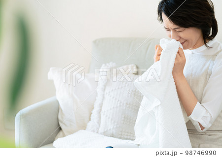 洗ったタオルの匂いを確認する女性 洗ったタオルの匂いを確認する女性 98746990