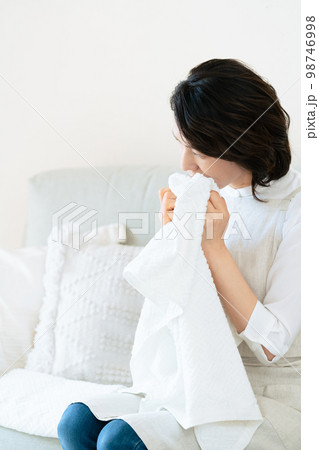 洗ったタオルの匂いを確認する女性 洗ったタオルの匂いを確認する女性 98746998