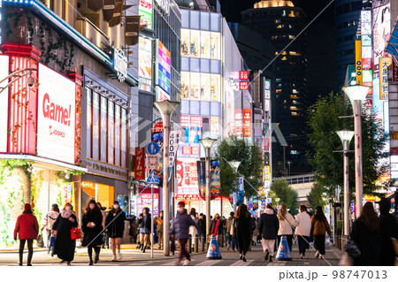 《東京都》池袋サンシャイン通り・賑わう夜の繁華街 98747013