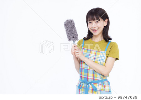 ハンディモップで掃除をする30代の主婦 ハンディモップで掃除をする30代の主婦 98747039