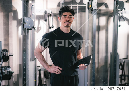 ジムトレーナーの男性 98747081