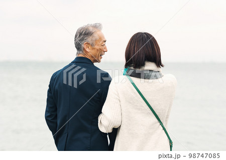 海で女性と散歩する白髪のミドル男性 98747085