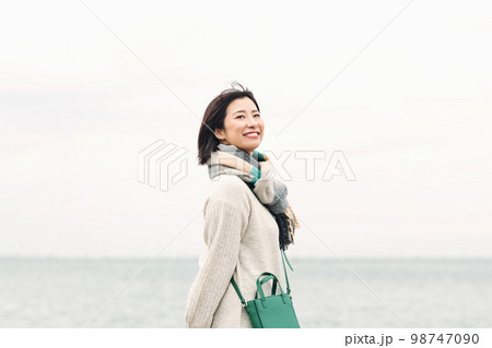 海辺を歩く女性 海辺を歩く女性 98747090