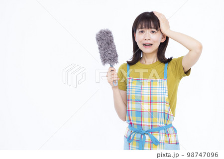 ハンディモップで掃除をする30代の主婦 98747096