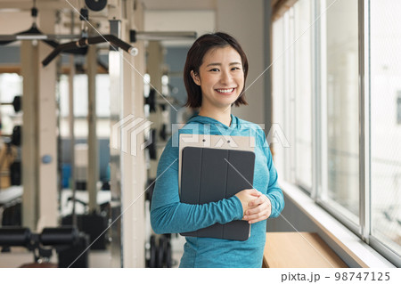 スポーツジムで働くインストラクター 98747125