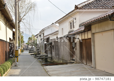 【鳥取県】倉吉の白壁土蔵の町並み 98747181