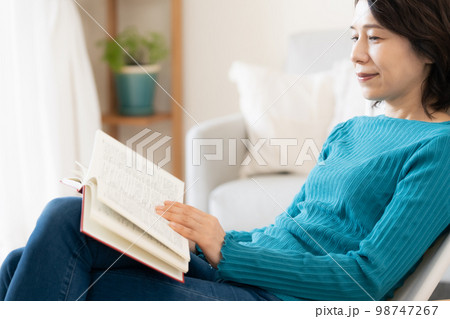 読書を楽しむミドル女性 読書を楽しむミドル女性 98747267