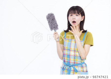 ハンディモップで掃除をする30代の主婦 98747421