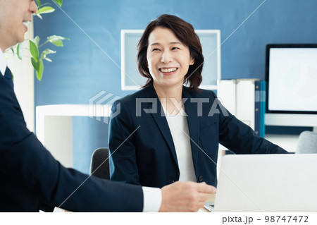 ミーティングをするミドル女性 98747472
