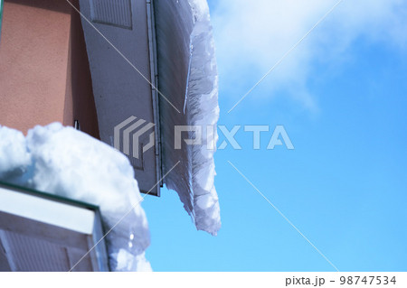 屋根からの危険物 ”雪庇” 北海道 屋根からの危険物 ”雪庇” 北海道 98747534