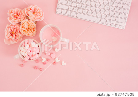 ピンクのデスクトップイメージ　ハートのマシュマロとバラの花 98747909