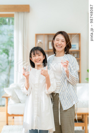 水を飲む親子　サムズアップ 98748087