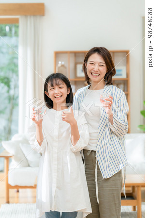 水を飲む親子 サムズアップ 水を飲む親子 サムズアップ 98748088