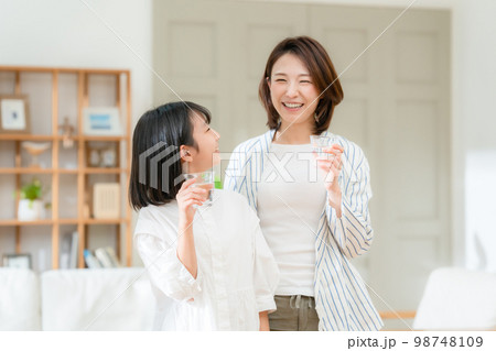 水を飲む親子 98748109