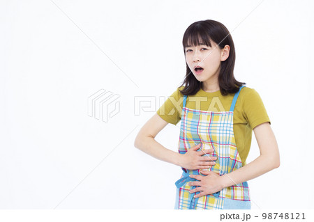 腹痛に苦しむ30代の主婦 98748121